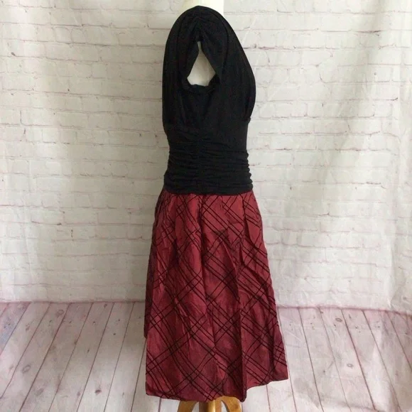 Dress Barn Collection Red and Black V-Neck Formal Dress - Size 12 - Picture 4 of 13